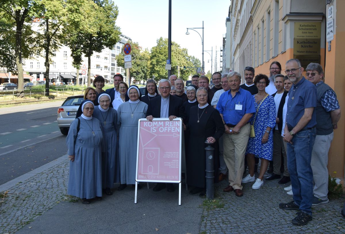Erzbischof Dr. Heiner Koch mit Gästen aus den Orten kirchlichen Lebens und unserer erweiterten Schulleitung